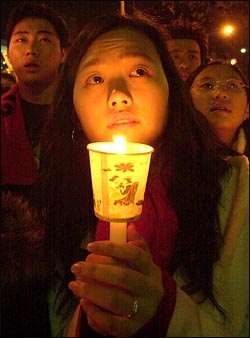 지난 11월30일 광화문 촛불시위에 참가한 한 시민. 